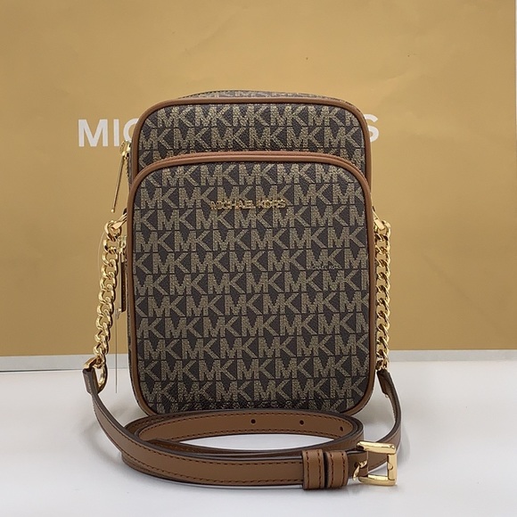 MICHAEL KORS
Jet Set Travel Medium Signature Logo Crossbody Bag
COLOR BROWN GOLD - Picture 2 of 14